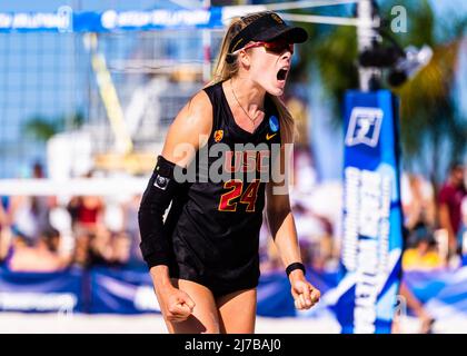 7. Mai 2022, Gulf Shores, Alabama, USA: AUDREY NOURSE (24) feiert den Sieg der Trojaner im Dualen und den Fortschritt beim NCAA Beach Volleyball Championship Turnier. (Bild: © Matthew Smith/ZUMA Press Wire) Stockfoto