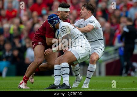 Damian de Allende aus Münster wurde am 7. Mai 2022 von Antoine Dupont aus Toulouse und Pita Ahki aus Toulouse während des Heineken Champions Cup Viertelfinalspiels zwischen Munster Rugby und Stade Toulousain im Aviva Stadium in Dublin, Irland, angegangen (Foto: Andrew SURMA/ SIPA USA). Stockfoto