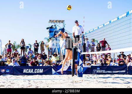 7. Mai 2022, Gulf Shores, Alabama, USA: MEGAN-BOOTE greifen während des NCAA Beach Volleyball Championship Turnier-Duals zwischen USC und FSU am Netz an. (Bild: © Matthew Smith/ZUMA Press Wire) Stockfoto