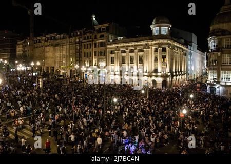 Fans von Futebol Clube do Porto feiern in der Avenida dos Aliados in Porto den Sieg des nationalen Meistertitels 30.. Stockfoto