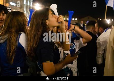 Fans von Futebol Clube do Porto feiern in der Avenida dos Aliados in Porto den Sieg des nationalen Meistertitels 30.. Stockfoto