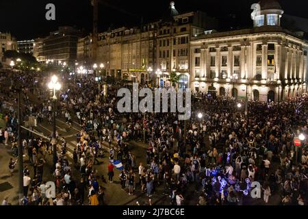 Fans von Futebol Clube do Porto feiern in der Avenida dos Aliados in Porto den Sieg des nationalen Meistertitels 30.. (Foto von Rita Franca / SOPA Images/Sipa USA) Stockfoto