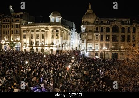Fans von Futebol Clube do Porto feiern in der Avenida dos Aliados in Porto den Sieg des nationalen Meistertitels 30.. (Foto von Rita Franca / SOPA Images/Sipa USA) Stockfoto
