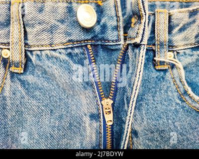 Reißverschluss an Jeans. Jeans-Struktur. Nahaufnahme Denim-Hintergrund. Jeans mit Reißverschluss. Stockfoto