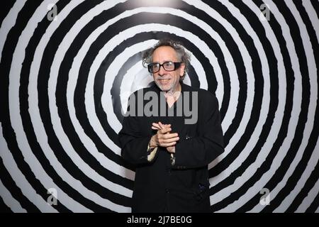 Sao Paulo, Brasilien. 07.. Mai 2022. Tim Burton bei der Eröffnung seiner Ausstellung „A Beeza Sombria dos Monstros“, die Illustrationen und Gemälde des Filmemachers im Oca do Ibirapuera in São Paulo vereint. (Foto: Vanessa Carvalho/Brazil Photo Press) Quelle: Brazil Photo Press/Alamy Live News Stockfoto