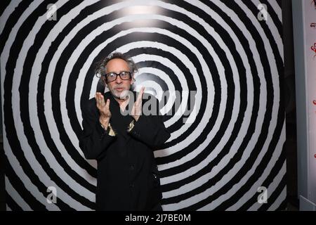 Sao Paulo, Brasilien. 07.. Mai 2022. Tim Burton bei der Eröffnung seiner Ausstellung „A Beeza Sombria dos Monstros“, die Illustrationen und Gemälde des Filmemachers im Oca do Ibirapuera in São Paulo vereint. (Foto: Vanessa Carvalho/Brazil Photo Press) Quelle: Brazil Photo Press/Alamy Live News Stockfoto