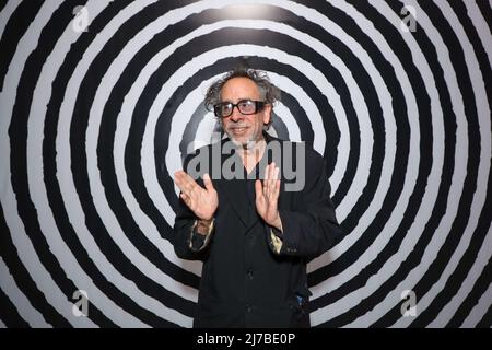 Sao Paulo, Brasilien. 07.. Mai 2022. Tim Burton bei der Eröffnung seiner Ausstellung „A Beeza Sombria dos Monstros“, die Illustrationen und Gemälde des Filmemachers im Oca do Ibirapuera in São Paulo vereint. (Foto: Vanessa Carvalho/Brazil Photo Press) Quelle: Brazil Photo Press/Alamy Live News Stockfoto