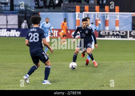 New York, NY - 7. Mai 2022: Daniel Salloi (20) von Sporting Kansas City kontrolliert den Ball während des regulären MLS-Spiels gegen NYCFC im Citi Field Stockfoto