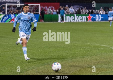 New York, NY - 7. Mai 2022: Santiago Rodriguez (20) von NYCFC kontrolliert den Ball während des regulären MLS-Spiels gegen Sporting Kansas City im Citi Field Stockfoto