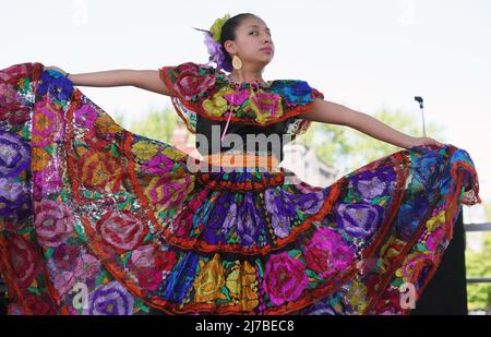 St. Louis, Usa. 08.. Mai 2022. Eine Tänzerin führt bei der Feier des Cinco de Mayo in St. Louis am Samstag, dem 7. Mai 2022, traditionellen Tanz in farbenfroher Kleidung auf. Foto von Bill Greenblatt/UPI Credit: UPI/Alamy Live News Stockfoto