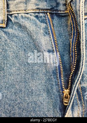 Reißverschluss an Jeans. Jeans-Struktur. Nahaufnahme Denim-Hintergrund. Jeans mit Reißverschluss. Stockfoto