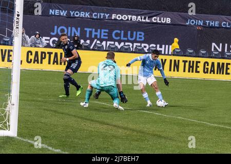 Santiago Rodriguez (20) von der NYCFC schießt am 7. Mai 2022 beim regulären MLS-Spiel gegen Sporting Kansas City im Citi Field in New York auf das Tor. Spiel endete in goalless unentschieden. (Foto von Lev Radin/Sipa USA) Stockfoto