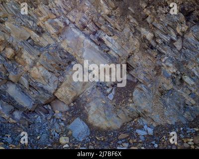 Textur von Schichten und Rissen im Sedimentgestein Stockfoto