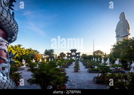 Ein Blick vom buddhistischen Tempel Hua Linh Ung, der auf den Eingang und das Meer blickt. Stockfoto