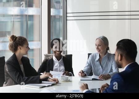 Ein positives, vielfältiges Geschäftsteam aus verschiedenen, gealterten Mitarbeitern Stockfoto