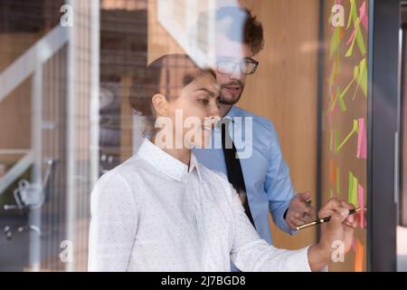 Indischer Lehrer Ausbildung Praktikant, erklärt Aufgabenplanung Stockfoto