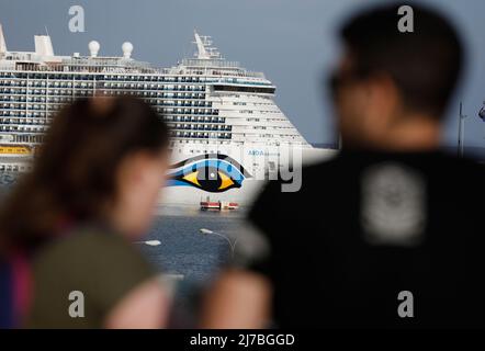 07. Mai 2022, Spanien, Palma: Menschen kümmern sich um das im Hafen von Palma, Mallorca, angedockte Aidacosma-Schiff. Palma schränkt die Anzahl der Kreuzschiffe ein: Nur drei können gleichzeitig an einem Tag andocken und nur eines von ihnen kann mehr als 5000 Passagiere aufnehmen. Foto: Clara Margais/dpa Stockfoto