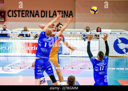 Palasport, Cisterna Latina, Italien, 07. Mai 2022, Thomas Beretta attackiert (Vero Volley Monza) während des Play-Off Challenge - Top Volley Cisterna gegen Vero Volley Monza - Volleyball Ital Serie A Männer Superliga Championship Stockfoto