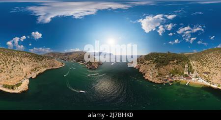 Luftpanorama der Balaklava Landschaft mit Booten und Meer in Marina Bay. Nahtloses 360-Grad-sphärisches equirechteckiges Panorama. Drone Draufsicht Stockfoto