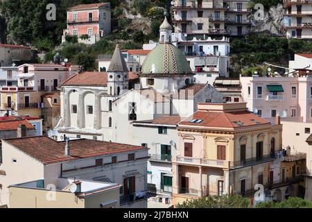 Cetara - Scorcio della Chiesa di San Pietro Apostolo dalla strada costiera Stockfoto