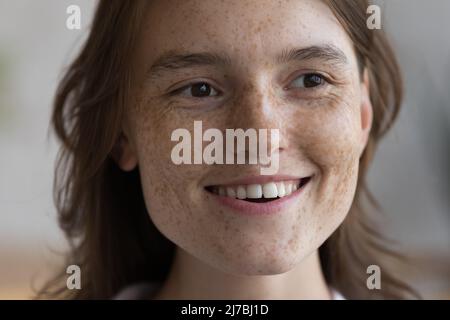 Glücklich Sommersprossen Gesicht der hübschen Frau in positiven Gedanken verloren Stockfoto