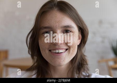 Sommersprossen Gesicht von glücklichen Mädchen ohne Make-up Blick auf die Kamera Stockfoto