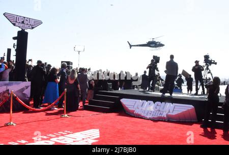 San Diego, California, USA 4.. Mai 2022 Darsteller Tom Cruise kommt mit einem Hubschrauber bei der Weltpremiere von Top Gun: Maverick auf der USS MIDWAY am 4. Mai 2022 in San Diego, Kalifornien, USA an. Foto von Barry King/Alamy Stockfoto Stockfoto