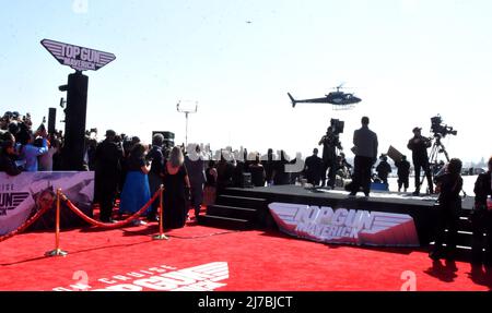 San Diego, California, USA 4.. Mai 2022 Darsteller Tom Cruise kommt mit einem Hubschrauber bei der Weltpremiere von Top Gun: Maverick auf der USS MIDWAY am 4. Mai 2022 in San Diego, Kalifornien, USA an. Foto von Barry King/Alamy Stockfoto Stockfoto