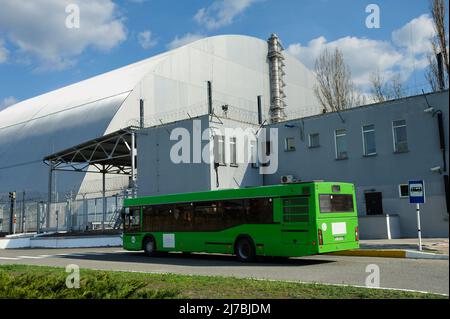 Teil der Tschernobyl New Safe Confinement, Bau des Checkpoints und Bushaltestelle mit Bus warten. 20. April 2018. Tschernobyl, Ukraine Stockfoto