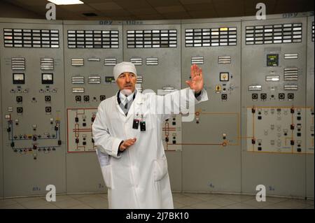 Hauptsteuerungsplatine in einem Kontrollraum des Reaktors des Kernkraftwerks Tschernobyl, Betreiber arbeitet. 20. April 2018. Tschernobyl, Ukra Stockfoto