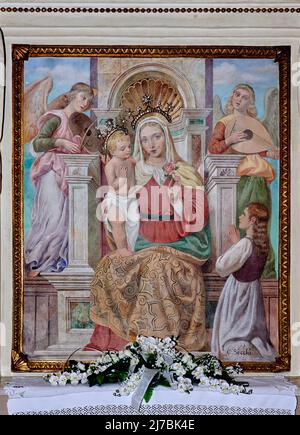 Madonna col Bambino in trono tra gli angeli e la contadinella dell’apparizione - affresco - Cesare Secchi - 1986 - Monte Cremasco (Cr),Italia, Sant Stockfoto