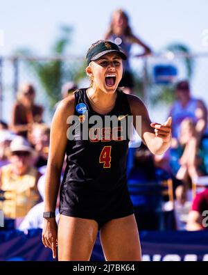 7. Mai 2022, Gulf Shores, Alabama, USA: SAMMY SLATER feiert während des NCAA Beach Volleyball Championship Turnier Dual zwischen USC und FSU. (Bild: © Matthew Smith/ZUMA Press Wire) Stockfoto