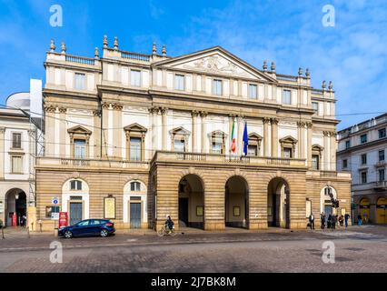 Gesamtansicht der Fassade des Opernhauses der Scala (vollständiger Name Teatro alla Scala) in Mailand, Italien. Stockfoto