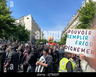 Paris, 1. Mai 2022 während des marsches zum Tag der Arbeit brachen Zusammenstöße aus. Mehrere Fensterläden wurden durch Black Block beschädigt. Die wichtigsten Handelsaktivitäten, die von Schäden betroffen sind, sind Banken, Versicherungsbüros und multinationale Restaurants. Stockfoto