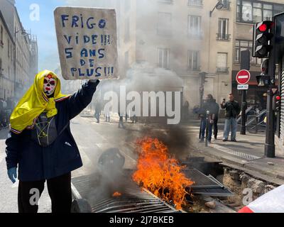 Paris, 1. Mai 2022 während des marsches zum Tag der Arbeit brachen Zusammenstöße aus. Mehrere Fensterläden wurden durch Black Block beschädigt. Die wichtigsten Handelsaktivitäten, die von Schäden betroffen sind, sind Banken, Versicherungsbüros und multinationale Restaurants. Stockfoto