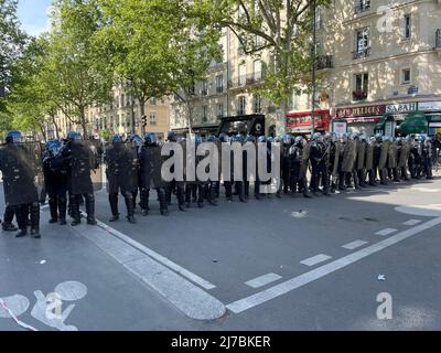 Paris, 1. Mai 2022 während des marsches zum Tag der Arbeit brachen Zusammenstöße aus. Mehrere Fensterläden wurden durch Black Block beschädigt. Die wichtigsten Handelsaktivitäten, die von Schäden betroffen sind, sind Banken, Versicherungsbüros und multinationale Restaurants. Stockfoto