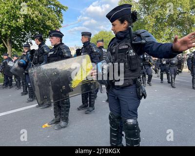 Paris, 1. Mai 2022 während des marsches zum Tag der Arbeit brachen Zusammenstöße aus. Mehrere Fensterläden wurden durch Black Block beschädigt. Die wichtigsten Handelsaktivitäten, die von Schäden betroffen sind, sind Banken, Versicherungsbüros und multinationale Restaurants. Stockfoto