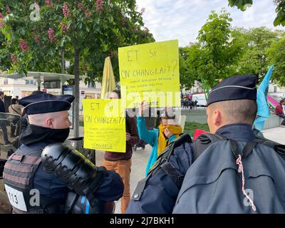 Paris, 1. Mai 2022 während des marsches zum Tag der Arbeit brachen Zusammenstöße aus. Mehrere Fensterläden wurden durch Black Block beschädigt. Die wichtigsten Handelsaktivitäten, die von Schäden betroffen sind, sind Banken, Versicherungsbüros und multinationale Restaurants. Stockfoto