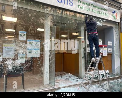 Paris, 1. Mai 2022 während des marsches zum Tag der Arbeit brachen Zusammenstöße aus. Mehrere Fensterläden wurden durch Black Block beschädigt. Die wichtigsten Handelsaktivitäten, die von Schäden betroffen sind, sind Banken, Versicherungsbüros und multinationale Restaurants. Stockfoto