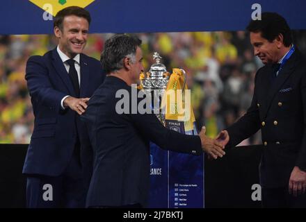 Der französische Präsident Emmanuel Macron mit OGC Nice/Manager Christophe Galtier und dem FC Nantes-Präsidenten Waldemar Kita während des französischen Cup-Finalmatches zwischen OGC Nice und FC Nantes am 7. Mai 2022 in Paris, Frankreich. Foto von Christian Liewig/ABACAPRESS.COM Stockfoto
