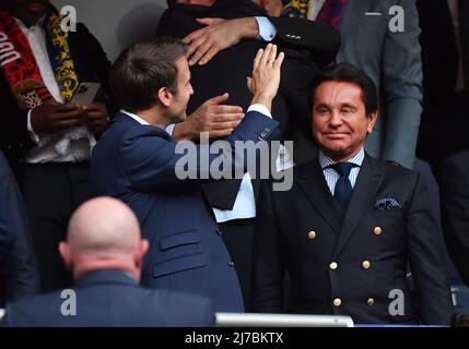 Der französische Präsident Emmanuel Macron mit dem FC Nantes-Präsidenten Waldemar Kita während des französischen Pokals, dem letzten Spiel zwischen OGC Nice und dem FC Nantes am 7. Mai 2022 in Paris, Frankreich. Foto von Christian Liewig/ABACAPRESS.COM Stockfoto