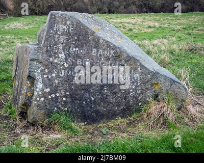 Stein zur Markierung der Stelle, an der am Sonntag, dem 16.. März 1947, in der Nähe von Earith, Cambridgeshire, die Barriere am Ufer des Flusses Great Ouse gebrochen wurde Stockfoto