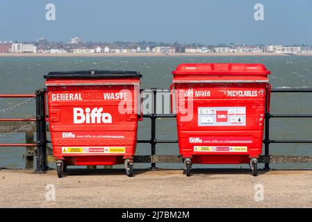 Zwei rote Abfalleimer am Southend Pier, Southend on Sea, Essex, Großbritannien. Draußen in der Themse-Mündung. Abfallsammlung aus der Ferne. Allgemeine Abfälle und Wertstoffe Stockfoto