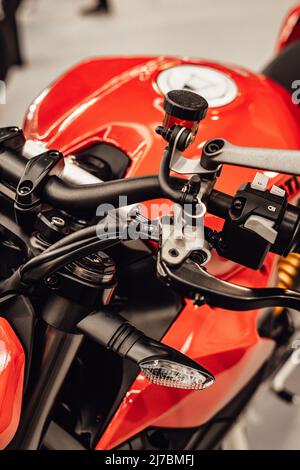 Detail des Lenkers eines Custom Motorrads mit den Bremsen und Blinkern Stockfoto