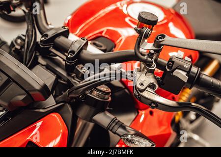 Detail des Lenkers eines Custom Motorrads mit den Bremsen und Blinkern Stockfoto