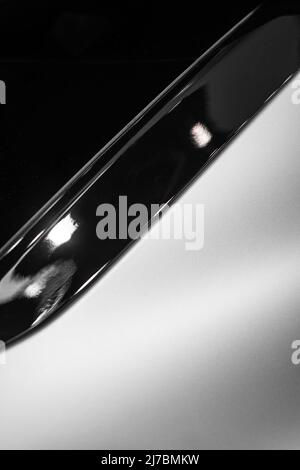 Mattgraue Metallic-Struktur mit Biegungen und schwarzen Kunststoffdetails Stockfoto