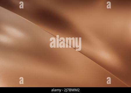 Kupfer matt metallische Textur mit einer diagonalen Biegung und Reflexionen Stockfoto