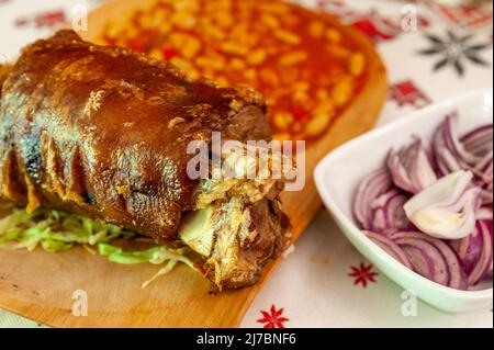 Schweinekotelett mit Bohnen serviert gewinnen rote Zwiebel Stockfoto