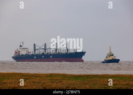 HTK Fortune Bulk Carrier fährt in die Docks von Avonmouth Stockfoto