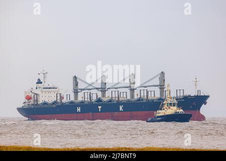 HTK Fortune Bulk Carrier fährt in die Docks von Avonmouth Stockfoto